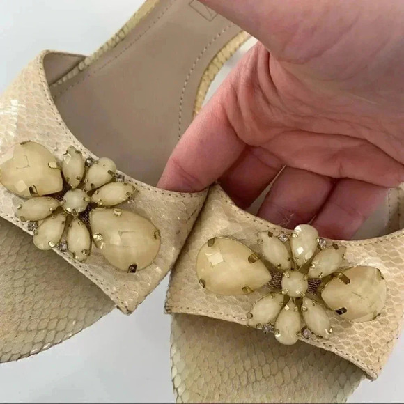 Ellen Tracy heels sz 9 Augusta cream patent leather snakeskin print gem floral - Picture 10 of 13